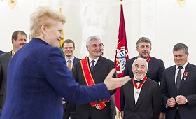 Prezidentė Dalia Grybauskaitė Lietuvos krep&scaron;inio rinktinės žaidėjams įteikė valstybinius apdovanojimus