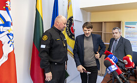 Muitinės departamente spaudos konferencijos metu pristatytas tyrimas kaip prabangūs automobiliai atsiduria Rusijoje.