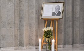 Atsisveikinimas su signataru Bronislovu Genzeliu