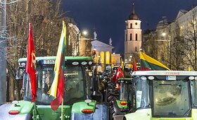 Ūkininkų protesto i&scaron;vakarėse Gedimino prospekte i&scaron;rikiuota žemės ūkio technika