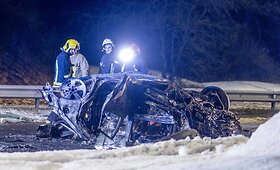 Vilniuje užsiliepsnojo į tiltą atsitrenkęs automobilis