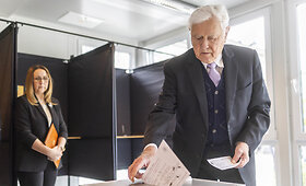 Valdas Adamkus balsavo Respublikos Prezidento rinkimuose ir referendume dėl pilietybės i&scaron;saugojimo