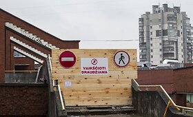 &Scaron;e&scaron;kinėje griaunami avarinės būklės prekybos komplekso laiptai