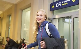 Rūta Meilutytė su treneriu Jonathanu Ruddu atvyko į Lietuvą