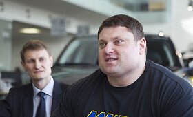 Žydrūnas Savickas i&scaron;kėlė beveik toną sveriantį automobilį