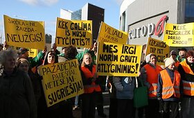 Penktadienį prie Vilniaus savivaldybės piketavo kiemsargiai