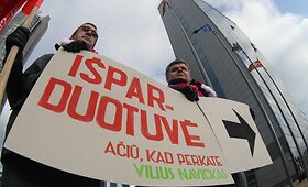 Skirtingų organizacijų atstovai piketavo prie Vilniaus miesto savivaldybės