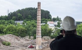 Susprogdintas giganti&scaron;kas &bdquo;Vilniaus pergalės&ldquo; gamyklos kaminas