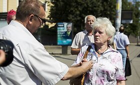 Įkaitusių Vilniaus troleibusų ir autobusų keleiviams &ndash; vanduo i&scaron; kontrolierių rankų