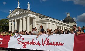 Sostinės gyventojai ir miesto svečiai įsiamžino bendroje nuotraukoje &bdquo;&Scaron;ypsokis, Vilniau&ldquo;