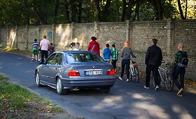 Neįprastas protestas Vilniaus gatvėje &ndash; pėsčiomis prie&scaron; automobilius