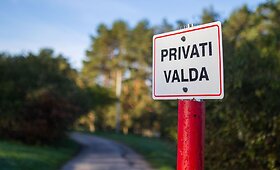 Aplink Vilniaus Salotės ežerą dygsta įvairiausios tvoros