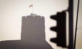 Vilnius ketvirtadienio rytą paskendo žydrame rūke