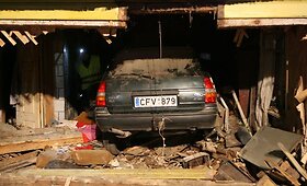 Automobilis įskriejo į namą