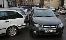 Aguonų g. Vilniuje sudaužyta de&scaron;imt automobilių