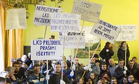 Lietuvos kurčiųjų draugijai priklausantis jaunimas mai&scaron;tauja prie&scaron; savo prezidentę