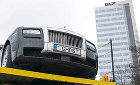 Vilniuje pastebėtas prabangius automobilius gabenantis autovežis