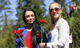 Antakalnio kapinėse &ndash; gėlių ir Georgijaus juostelių jūra