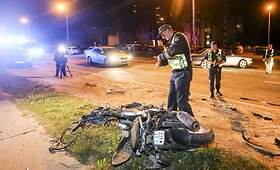 Vilniuje motoroleris rėžėsi į du automobilius