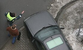 Sniegą valyti trukdęs automobilis