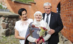 Garsioms klaipėdietėms Skaistutei Idzelevičienei ir Irenai Nakienei ypatinga dovana &ndash; senoviniai žiedai su deimantu