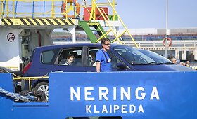 Geri orai vilioja: keltai į Kur&scaron;ių nerija vos spėja kelti poilsiautojus