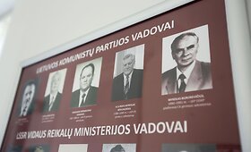 Tarptautinei archyvų dienai skirtos parodos stende A.Brazausko portretas pavaizduotas &scaron;alia KGB vadų