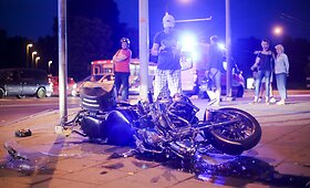 Avarija Vilniuje: partrenktas motociklas nublo&scaron;kė tris &scaron;aligatviu ėjusias pėsčiąsias