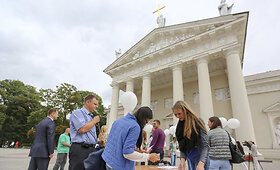 Katedros aik&scaron;tėje kviesta pasisakyti dėl 100 eurų kompensacijos