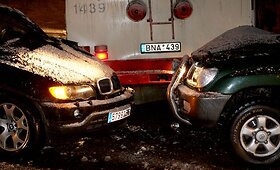Susidūrė troleibusas ir i&scaron;kart du visureigiai 