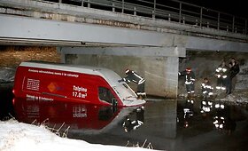 Mikroautobusas įskriejo į Merkį