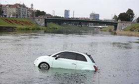 Neryje prie Baltojo tilto &bdquo;paskendo&ldquo; naujasis &bdquo;Fiat 500&ldquo;