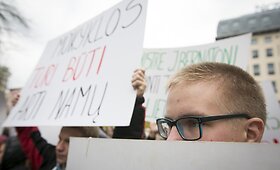 Lietuvos lenkų organizuotame mitinge prie Vyriausybės &ndash; priekai&scaron;tai dėl socialinių ir &scaron;vietimo reikalų