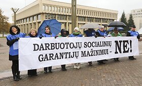 Lietuvos profesinių sąjungų konfederacijos piketas prie&scaron; skubotą socialinio modelio projekto priėmimą