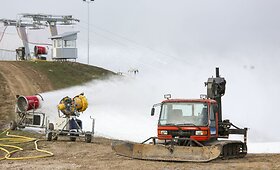 Ant Vilniaus Liepkalnio kalno sniego patrankos jau gamina sniegą