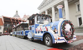Kalėdinis traukinukas vėl važinėja Vilniaus gatvėse