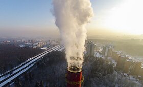 Kaminų dūmai Vilniaus danguje pie&scaron;ia žiemos peizažus