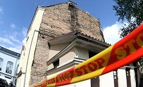 Vilniaus senamiestyje žemėn byrėjo plytos 