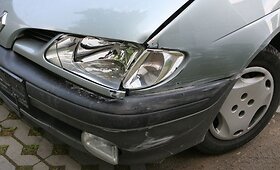  Vilniuje automobilis i&scaron;laužė tvorą ir sugadino garažo vartus