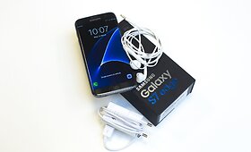  &bdquo;Samsung Galaxy S7 Edge&ldquo; ir virtualios realybės akiniai &bdquo;Samsung Gear VR&ldquo;