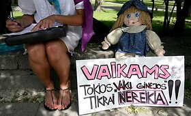 Kedžių &scaron;eimos &scaron;alininkai bandė versti E.Žiobienę