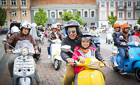 &bdquo;Vespa&ldquo; motorolerių gerbėjai Vilniuje &scaron;venti&scaron;kai atidarė sezoną