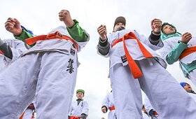 Beveik 300 vaikų ir suaugusiųjų ant Palangos oro uosto kilimo ir tūpimo tako i&scaron;laikė karatė egzaminą