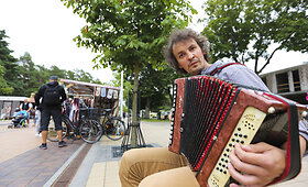 Palangos gatvėse dažnai groja gatvės muzikantai