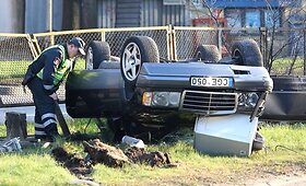 Vilniuje automobilis &bdquo;nu&scaron;lavė&ldquo; greičio matuoklį ir apvirto