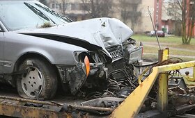 &bdquo;Audi&ldquo; kliudė ap&scaron;vietimo stulpą, rėžėsi į autobusą 