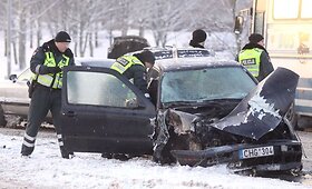 Po avarijos užsidegė &bdquo;VW Golf&ldquo;