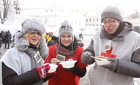 Kalėdinė mugė ir sriubos dalybos prezidentūros kiemelyje