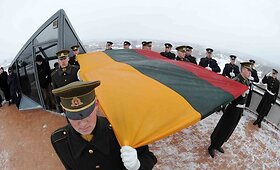 Gedimino pilyje suplevėsavo nauja trispalvė