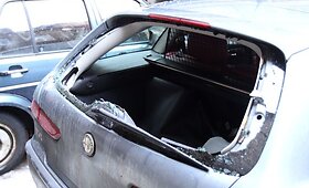 Nuo stogų krintančio ledo gabalai Vilniuje toliau niokoja automobilius